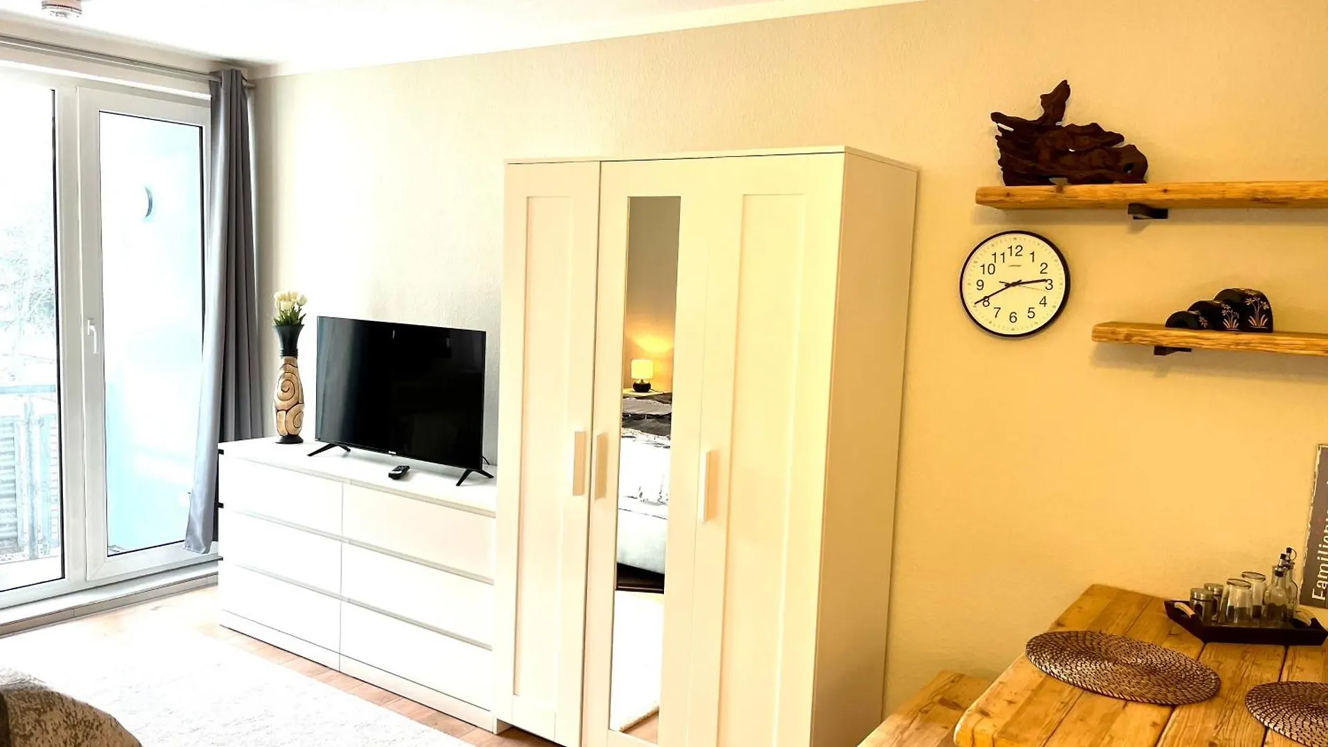 Apartment Studio An Der Elbe Mit Balkon, Kueche Und Netflix Dresden