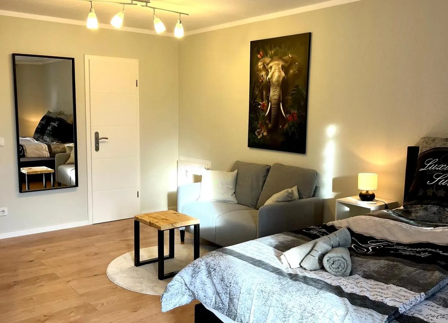 Studio An Der Elbe Mit Balkon, Kueche Und Netflix Dresden